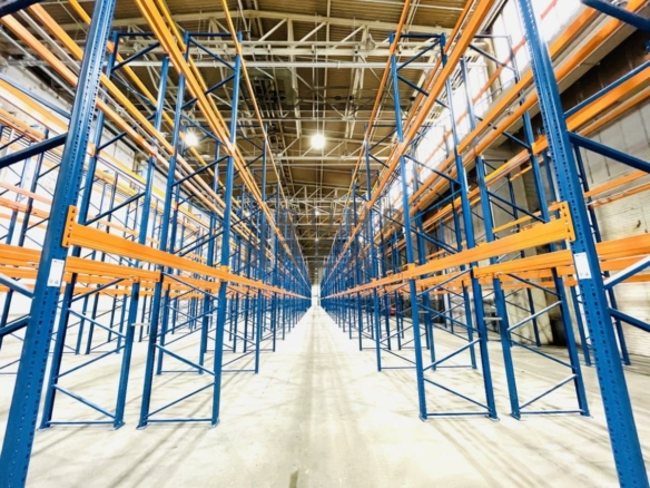Hallenfläche mit Regalen