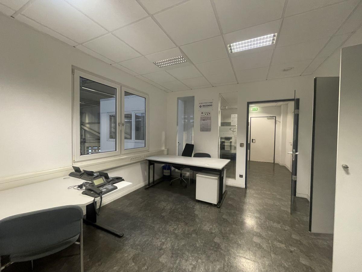 Hallenbüro
