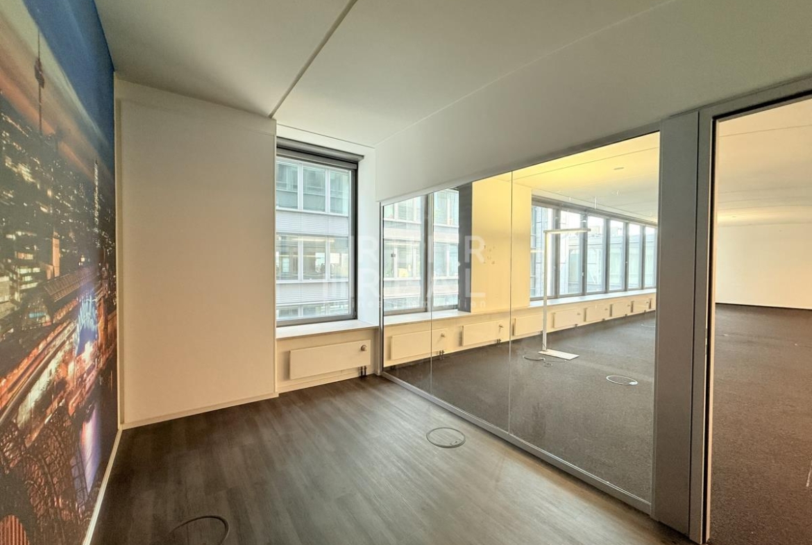 kleines Büro mit Glaswand