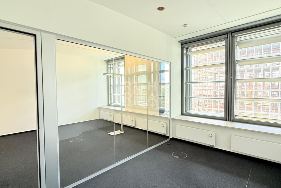 Büro mit Glaswand