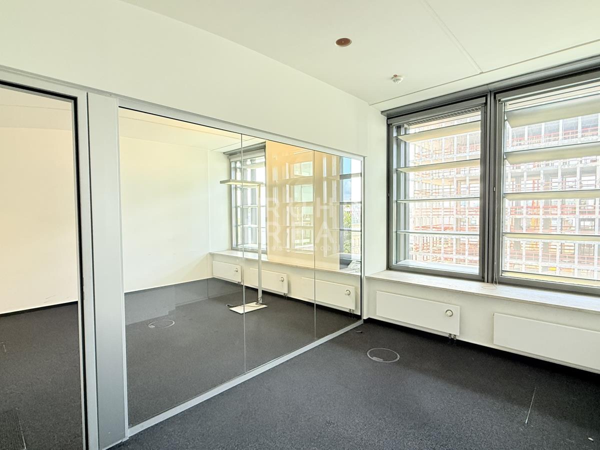 Büro mit Glaswand