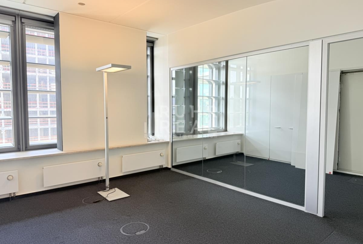 Büro mit Glaswand
