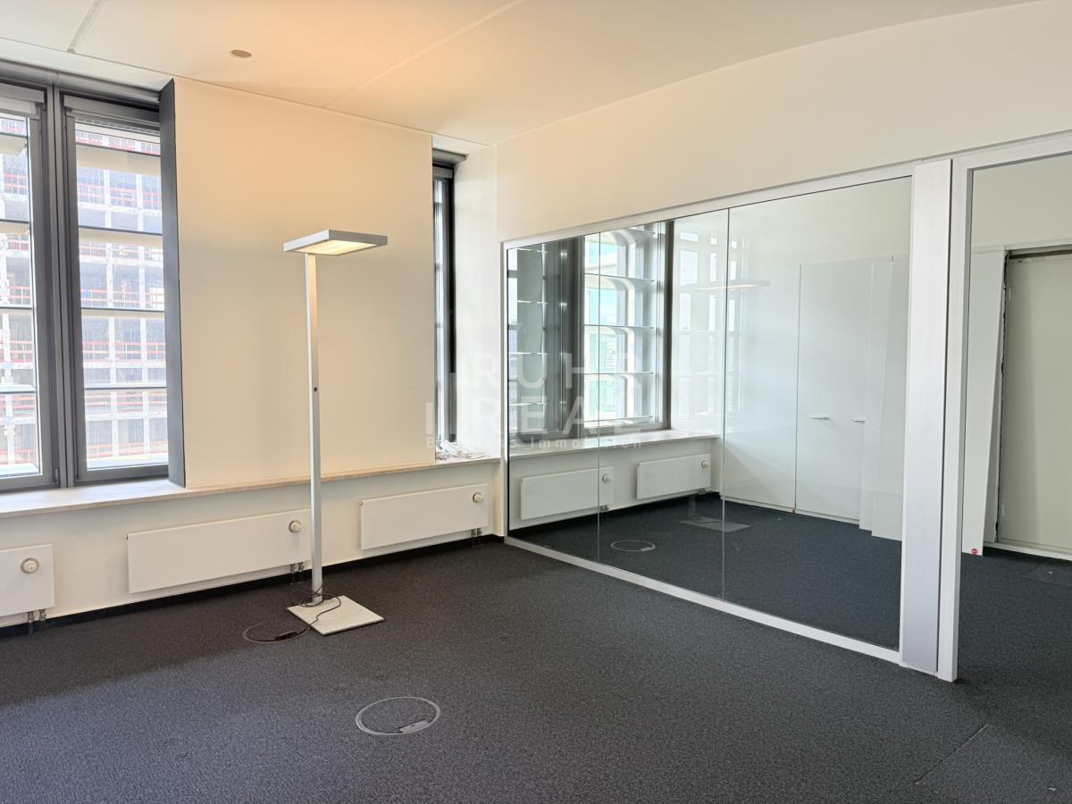 Büro mit Glaswand