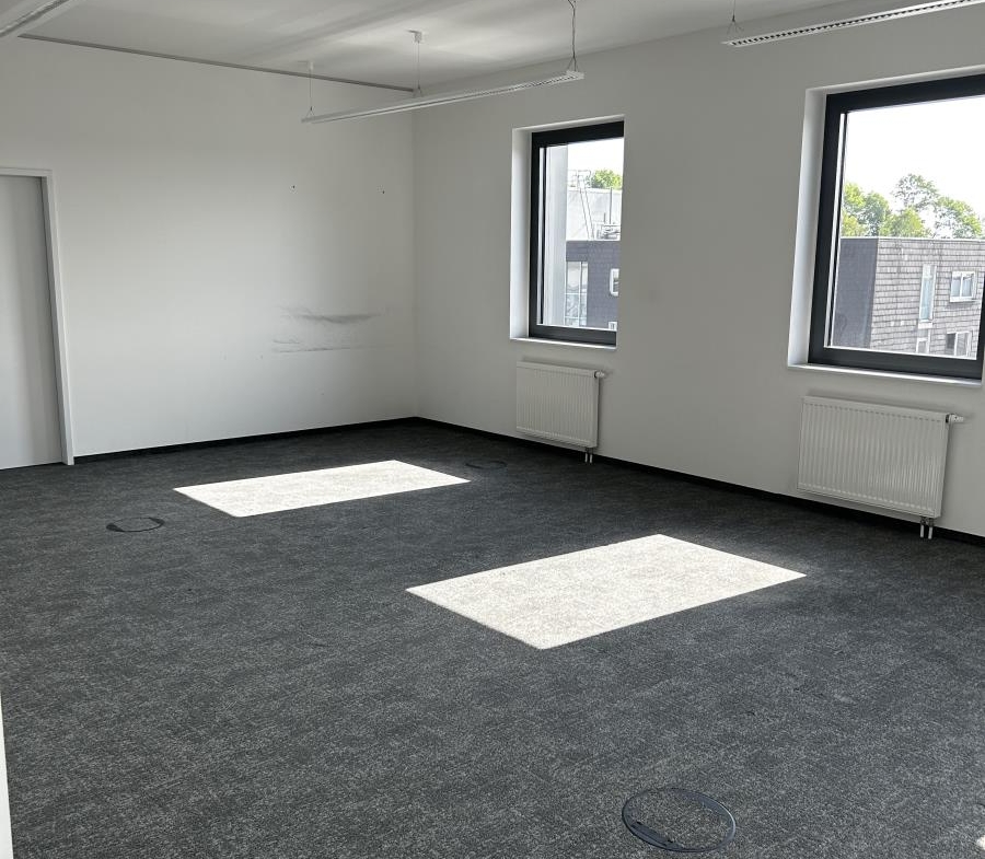Büro mit Durchgang