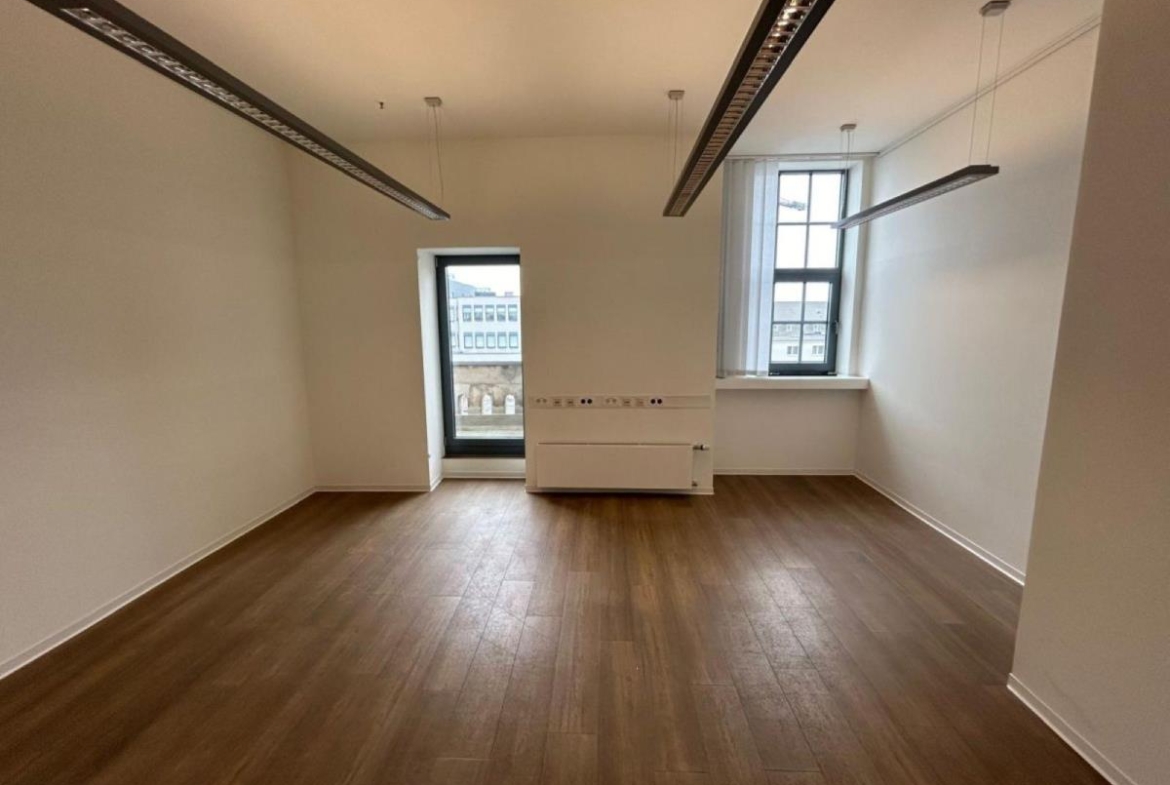 Büro mit Balkonzugang