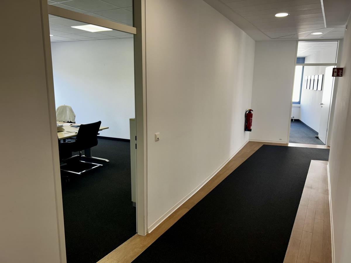 Flur mit Bürozugang