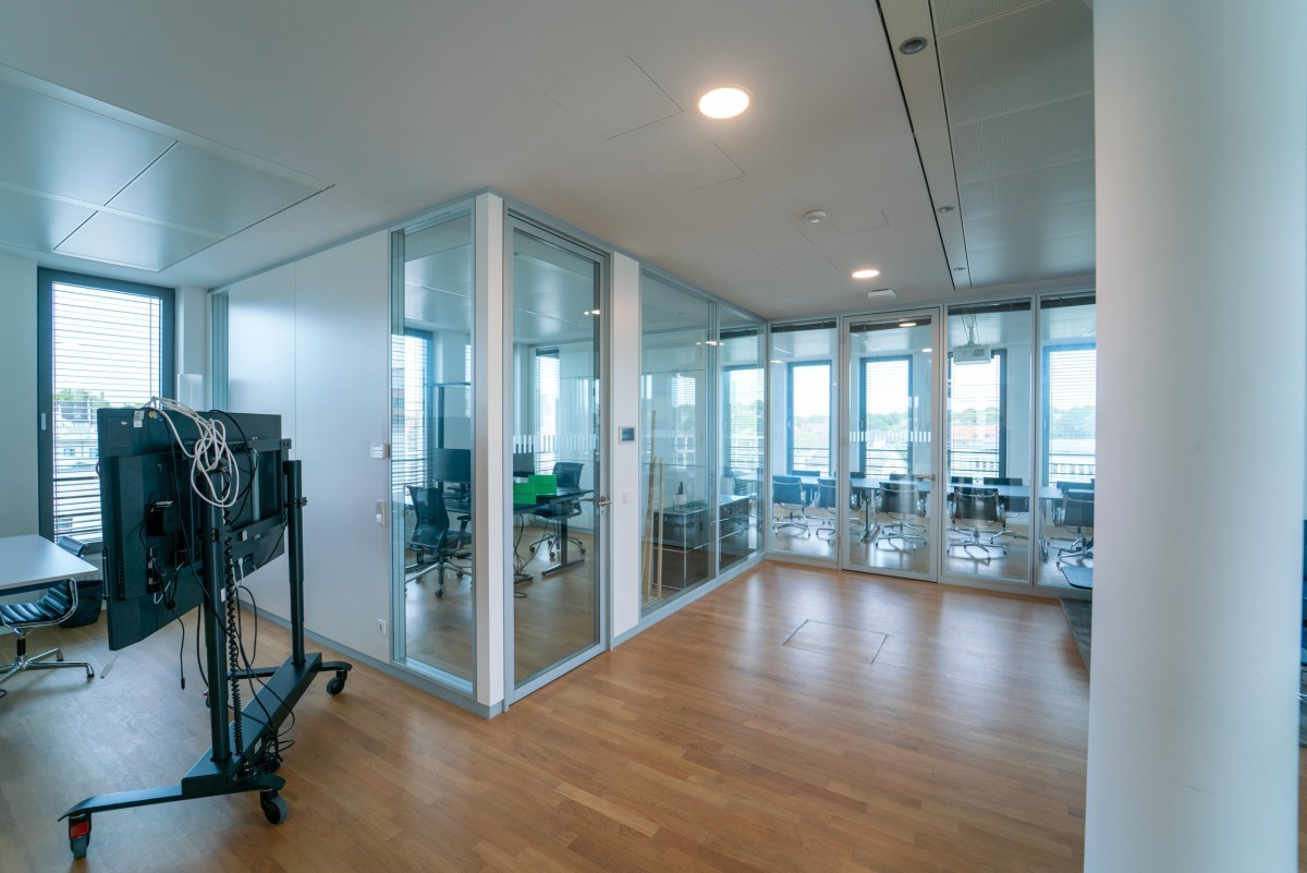 Büro und Besprechungsraum Büro und Besprechungsraum