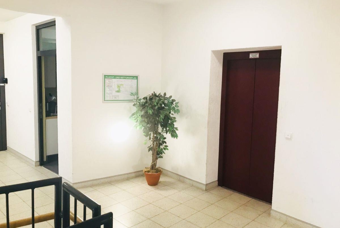 Treppenhaus mit Personenaufzug