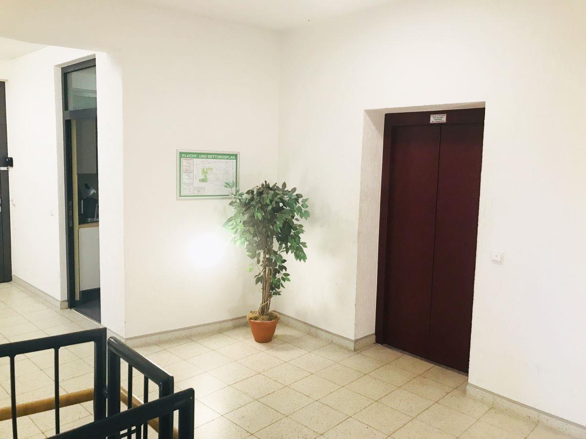 Treppenhaus mit Personenaufzug Treppenhaus mit Personenaufzug