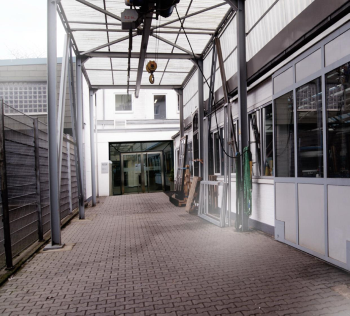 Zufahrt mit Krananlage Zufahrt mit Krananlage