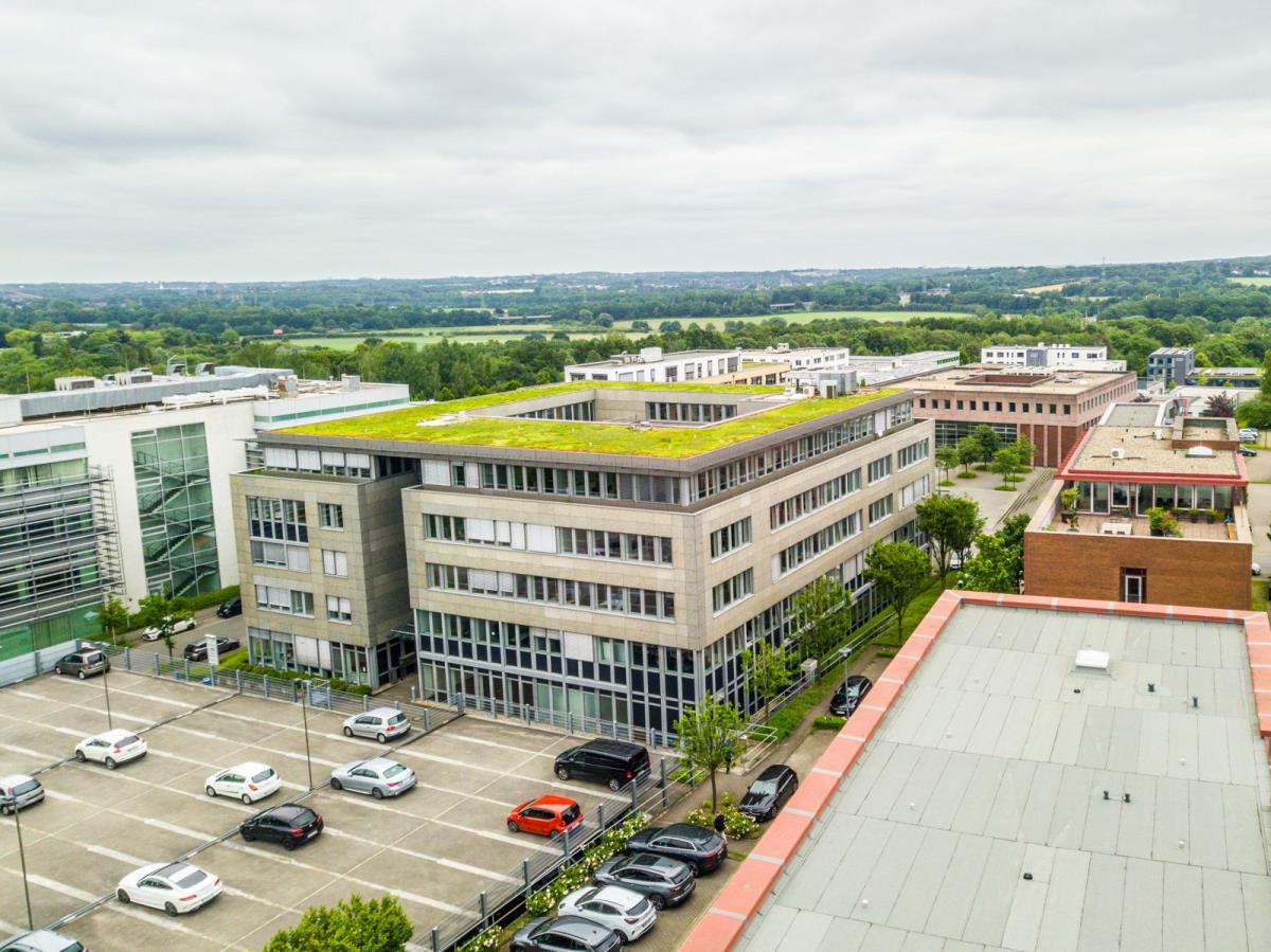 Drohnenansicht mit Parkplätzen Drohnenansicht mit Parkplätzen