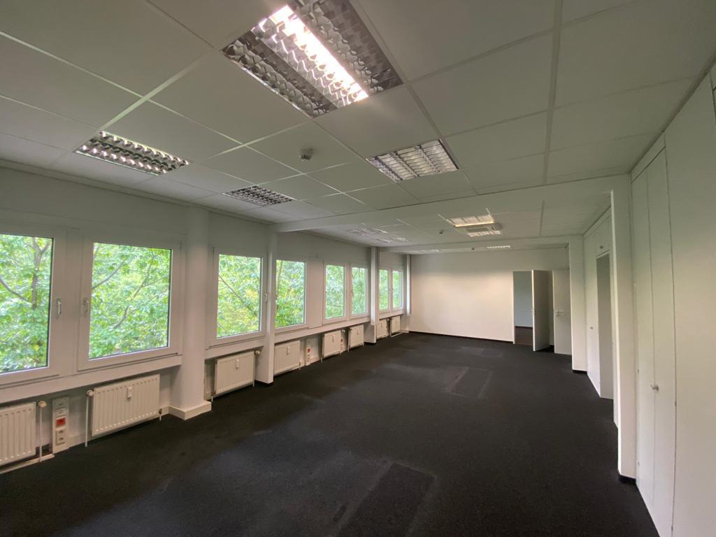 Großes Büro