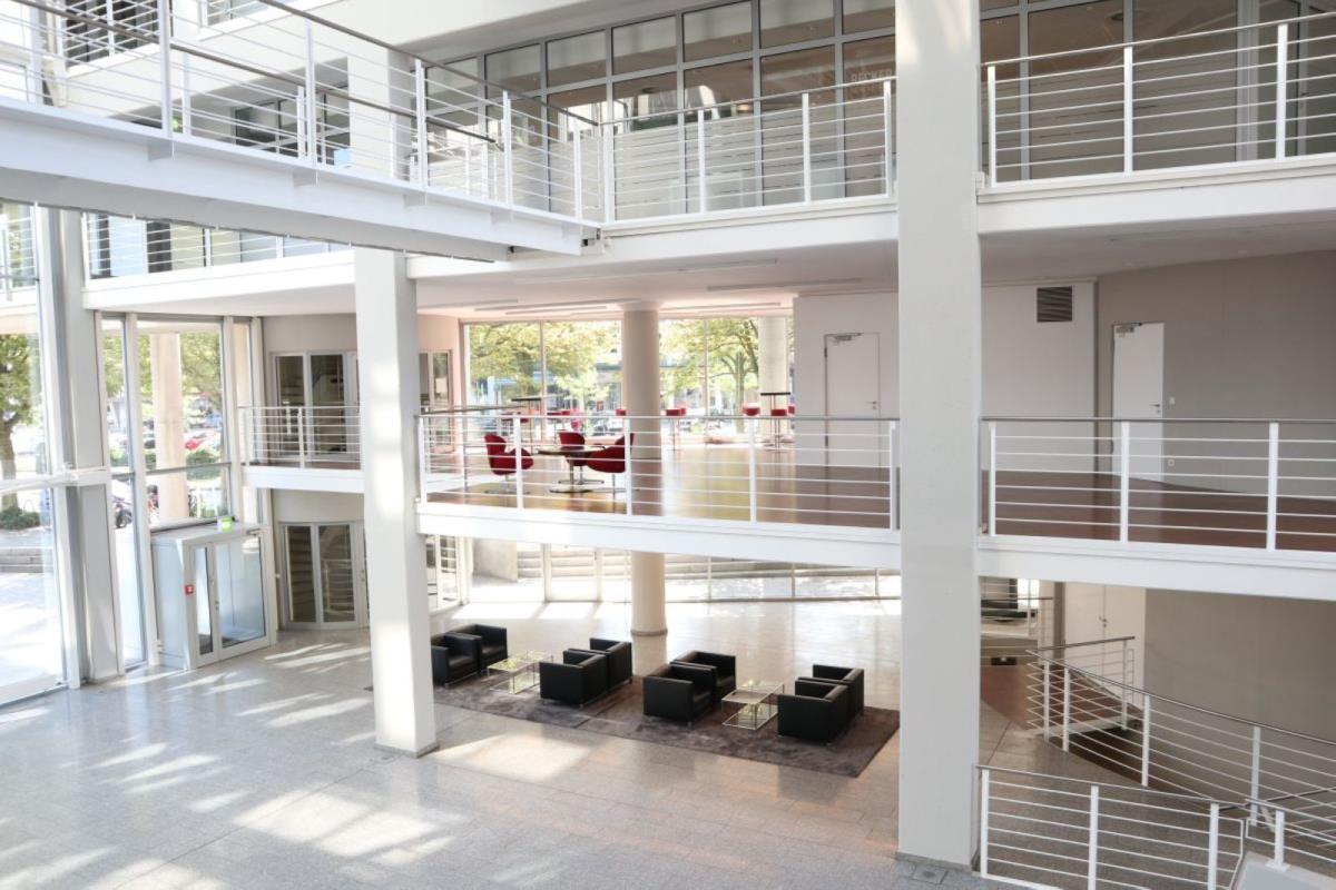 Lichtdurchflutete Lobby Lichtdurchflutete Lobby