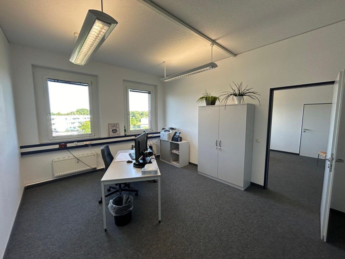 Büro mit Durchgangstür Büro mit Durchgangstür