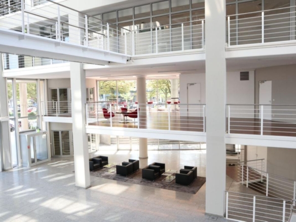 Lichtdurchflutete Lobby