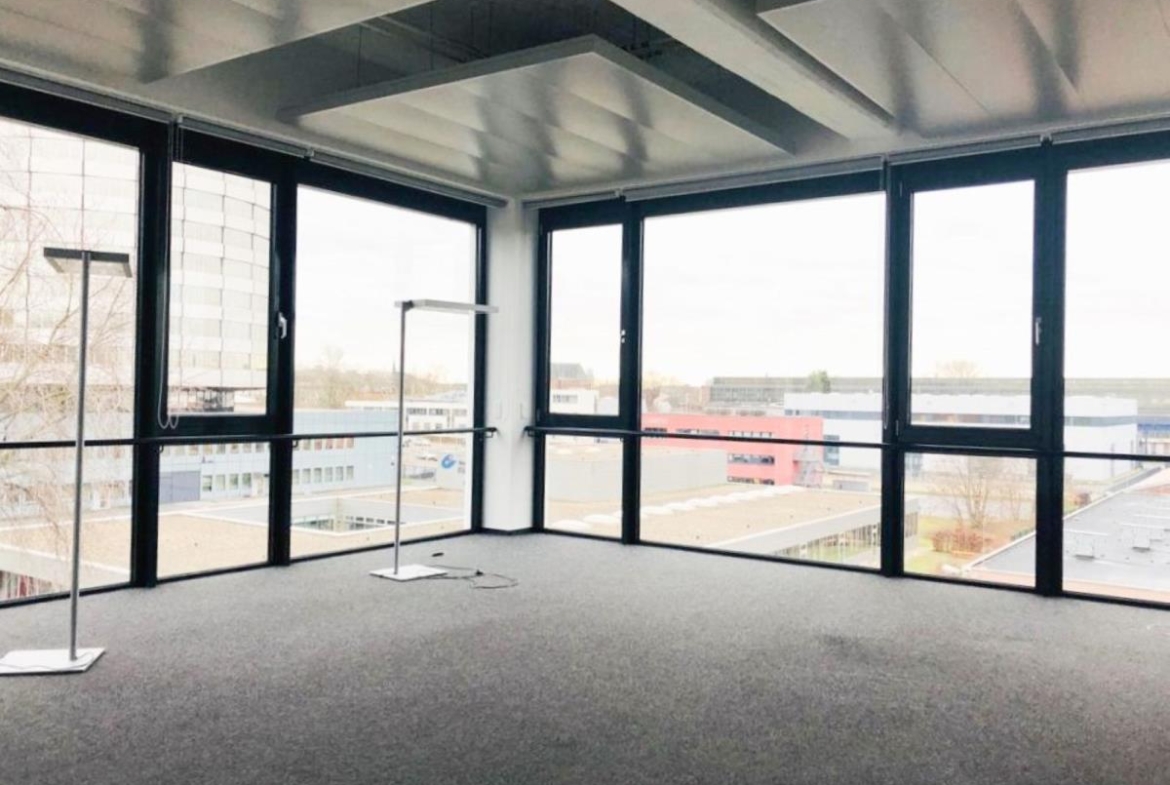Lichtdurchflutetes Büro