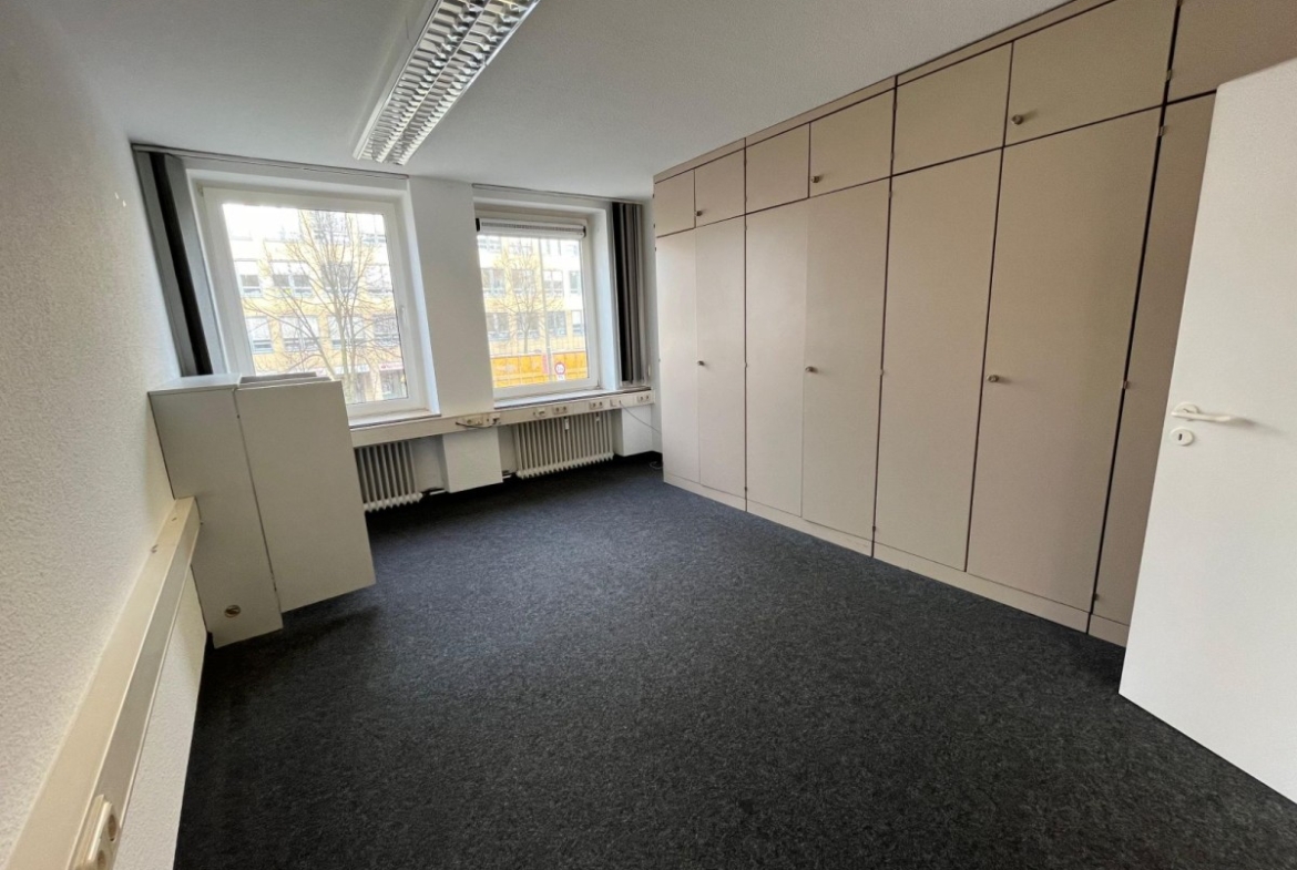Büro mit Einbauschränken