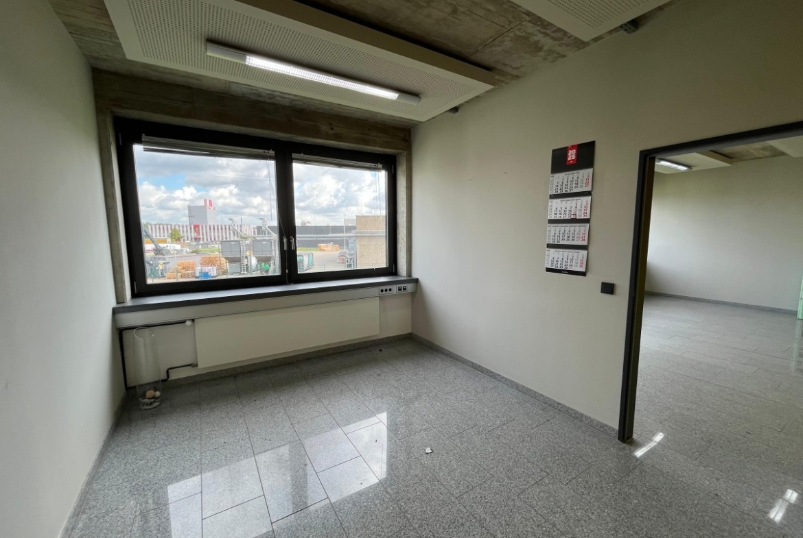 Büro mit Durchgangstür