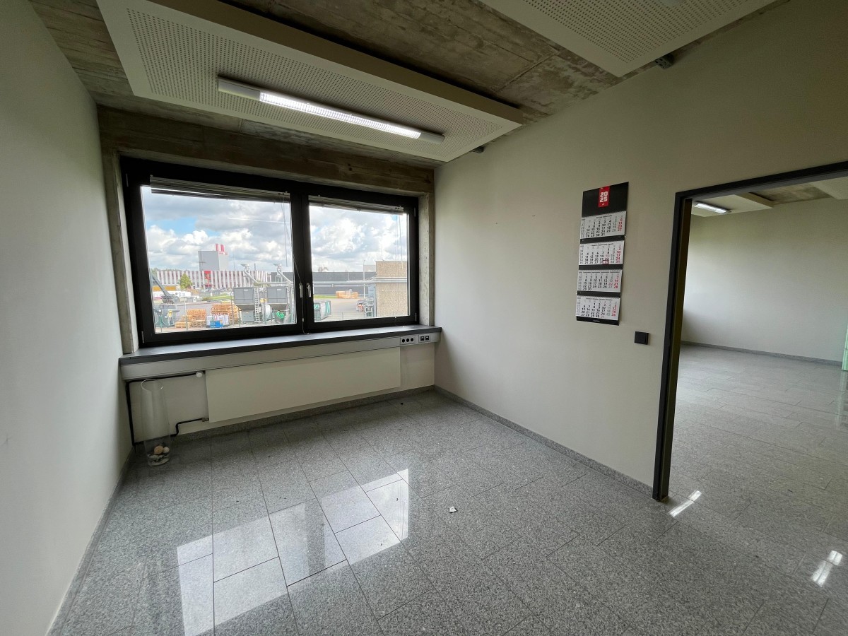 Büro mit Durchgangstür