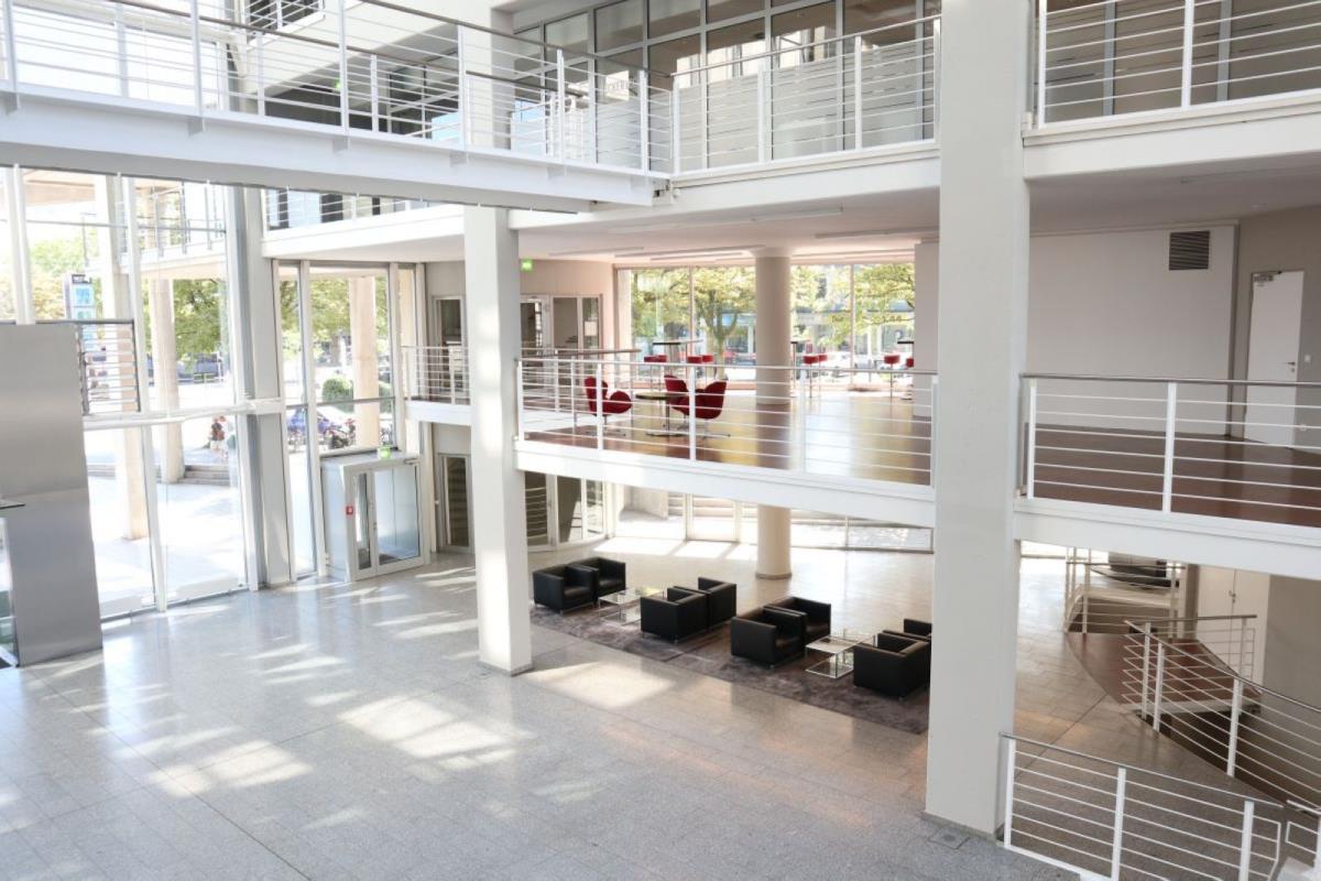 Lichtdurchflutete Lobby