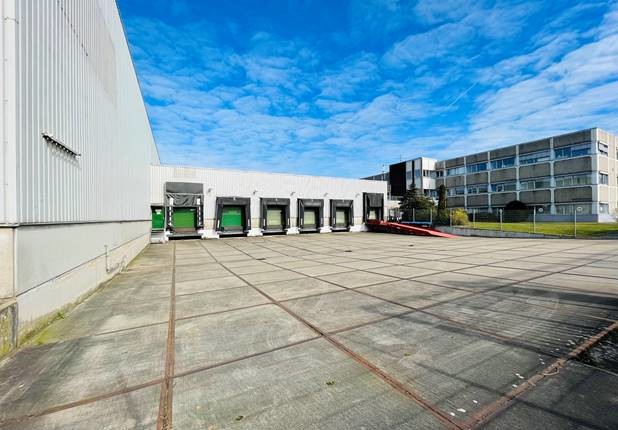 RUHR REAL vermittelt 2.950 m² Hallenfläche und 440 m² Bürofläche in Moers